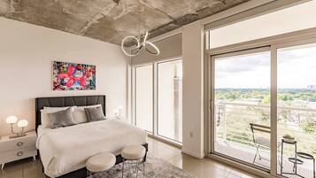 2 habitaciones, escritorio y tabla de planchar con plancha