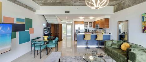 Televisio, videopelejä, työhuone