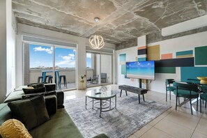 Televisio, videopelejä, työhuone