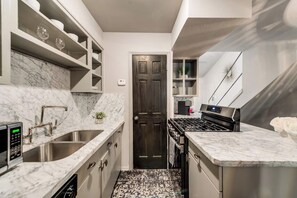 Fridge, microwave, oven, stovetop - Spacious 2-bedroom loft condo in Dallas’ Historic Munger Place featuring a private designer terrace, secure parking, luxury hybrid mattresses with Egyptian-cotton sheets, and a serene outdoor patio—perfect for relaxing or entertaining. (Dallas)