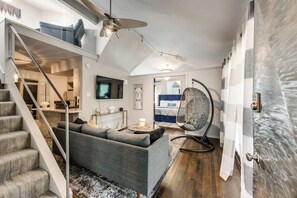 Smart TV, offices - Spacious 2-bedroom loft condo in Dallas’ Historic Munger Place featuring a private designer terrace, secure parking, luxury hybrid mattresses with Egyptian-cotton sheets, and a serene outdoor patio—perfect for relaxing or entertaining. (Dallas)