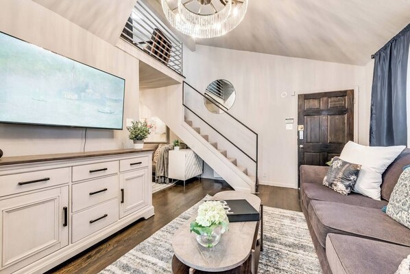 Smart TV, offices - Bright and airy 2BR/1BA loft in Dallas’ Historic Deep Ellum/Junius Heights District. Features king & queen beds, private balcony, and access to an offsite award-winning courtyard retreat. (Dallas)