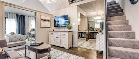 2 habitaciones, escritorio y tabla de planchar con plancha