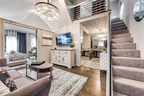 2 habitaciones, escritorio y tabla de planchar con plancha 