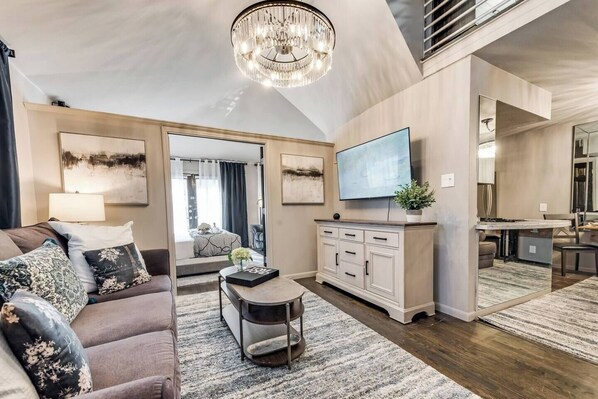 Smart TV, offices - Bright and airy 2BR/1BA loft in Dallas’ Historic Deep Ellum/Junius Heights District. Features king & queen beds, private balcony, and access to an offsite award-winning courtyard retreat. (Dallas)
