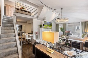 Smart TV, fireplace, offices - Modern & Stylish 2BR/1BA loft in Dallas’ Historic Deep Ellum/Junius Heights District. Features king & queen beds, private balcony, and access to an offsite award-winning courtyard retreat. (Dallas)