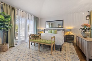 2 soverom, skrivebord, strykejern/-brett og reiseseng for barn