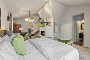 2 habitaciones, escritorio y tabla de planchar con plancha 