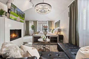 Smart TV, fireplace, offices - Modern & Stylish 2BR/1BA loft in Dallas’ Historic Deep Ellum/Junius Heights District. Features king & queen beds, private balcony, and access to an offsite award-winning courtyard retreat. (Dallas)