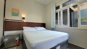 Basic Room | Free WiFi, bed sheets - Suíte casal 02 - Praia das Pitangueiras (Guarujá)