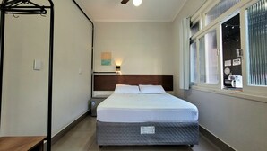 Basic Room | Free WiFi, bed sheets - Suíte casal 02 - Praia das Pitangueiras (Guarujá)
