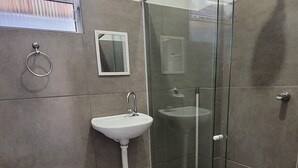 Basic Room | Bathroom - Suíte casal 02 - Praia das Pitangueiras (Guarujá)