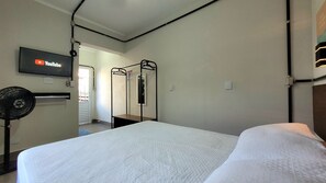 Basic Room | Free WiFi, bed sheets - Suíte casal 02 - Praia das Pitangueiras (Guarujá)