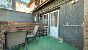 Basic Room | Terrace/patio - Suíte casal 02 - Praia das Pitangueiras (Guarujá)
