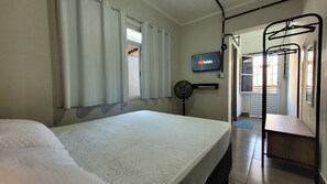 Basic Room | Free WiFi, bed sheets - Suíte casal 02 - Praia das Pitangueiras (Guarujá)