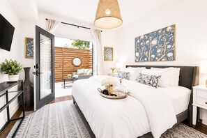 1 Schlafzimmer, Schreibtisch, Bügeleisen/Bügelbrett, Reisekinderbett