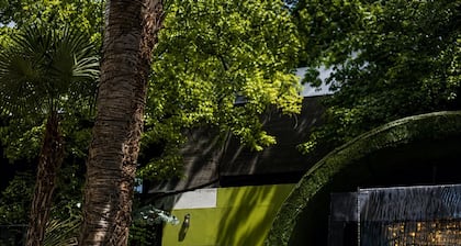 Chic 1BR near Dallas' Santa Fe Trail. Hotel-quality bed, deep soaking tub, private patio, full kitchen, fast Wi-Fi & secure parking. Your perfect urban retreat.