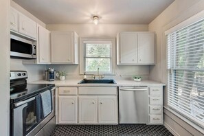 Fridge, microwave, oven, stovetop - Spacious 1BR/1BA retreat with full kitchen, queen bed, washer/dryer, high-speed Wi-Fi, and Roku TV—just steps from Dallas’ scenic Santa Fe Trail. (Dallas)