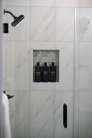 Ensemble baignoire-douche, séchoir à cheveux, serviettes fournies, savon