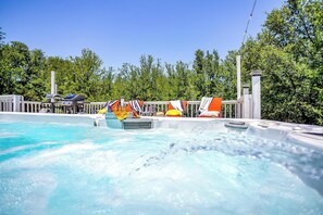 Outdoor spa tub - 8 bedrooms Ranch, Pool, Giant Hot Tub, Fishing, Fire Pits and Hiking trails (Bluff Dale)