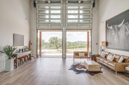 8 bedrooms Ranch, Pool, Giant Hot Tub, Fishing, Fire Pits and Hiking trails