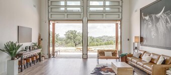 8 bedrooms Ranch, Pool, Giant Hot Tub, Fishing, Fire Pits and Hiking trails