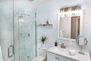 Dusche, Haartrockner, Handtücher, Seife