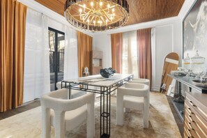 Dining - Bright, stylish 1-bed condo in Central Dallas with full kitchen, luxury linens, washer/dryer (Dallas)