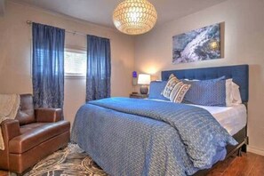 1 chambre, bureau, fer et planche à repasser, lit parapluie