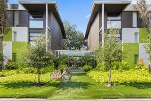 Property grounds - Bright, stylish 1-bed condo in Central Dallas with full kitchen, luxury linens, washer/dryer (Dallas)