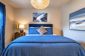 1 bedroom, desk, iron/ironing board, travel crib - Bright, stylish 1-bed condo in Central Dallas with full kitchen, luxury linens, washer/dryer (Dallas)