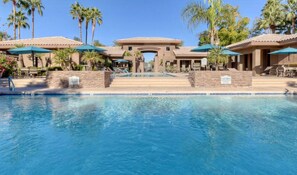 室外游泳池，恒温泳池