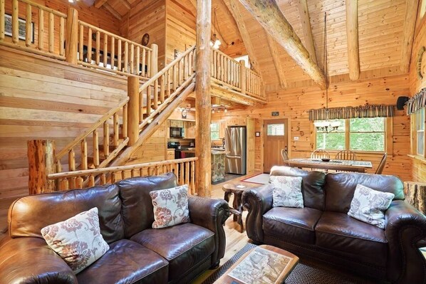 Smart TV, fireplace, books, video library - Bella Luna-Cabin-Private Bathroom (South Bloomingville)