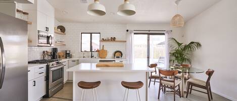 Kjøleskap, mikrobølgeovn, ovn og kokeplater