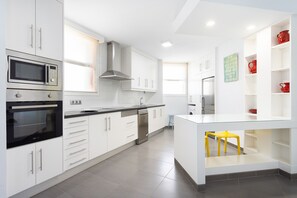 Frigorifero, microonde, forno, piano cottura