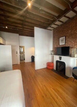 1 bedroom, desk, WiFi