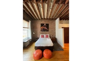 1 bedroom, desk, WiFi
