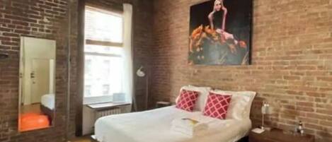 1 camera, una scrivania, Wi-Fi