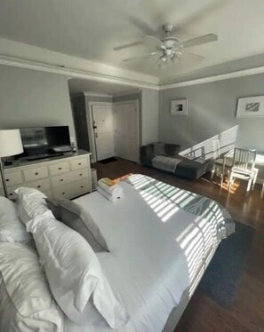 1 bedroom, desk, WiFi