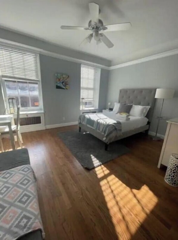 1 bedroom, desk, WiFi