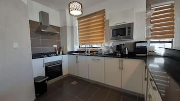 Lemari es besar, blender, dan penggiling kopi