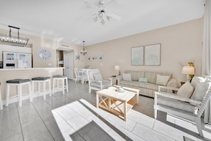 TV - 🏖️Beach Front-FREE Beach Service-Pools-Celadon 1103🏖️ (Panama City)