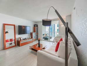 Télévision, baby-foot, table de tennis de table