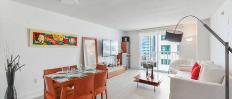 Télévision, baby-foot, table de tennis de table