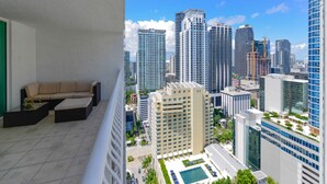 Ein Hochhaus mit einem Balkon, der eine Couch und einen Glastisch zeigt.