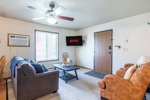 Smart TV, fireplace