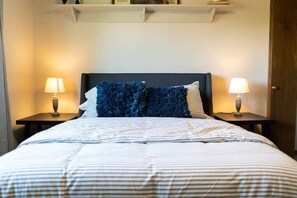 1 bedroom, free WiFi, bed sheets - Walk to Downtown I Queen I Self-Checkin I Garage (Fargo)