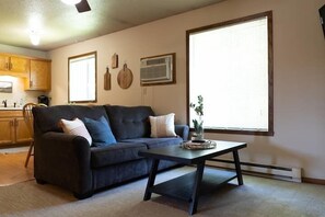 Smart TV, fireplace - Walk to Downtown I Queen I Self-Checkin I Garage (Fargo)