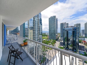 Varanda com vista para edifícios modernos e altos.