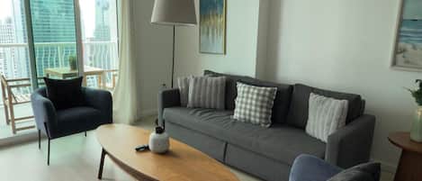 Fernseher, Tischfußball, Tischtennisplatte